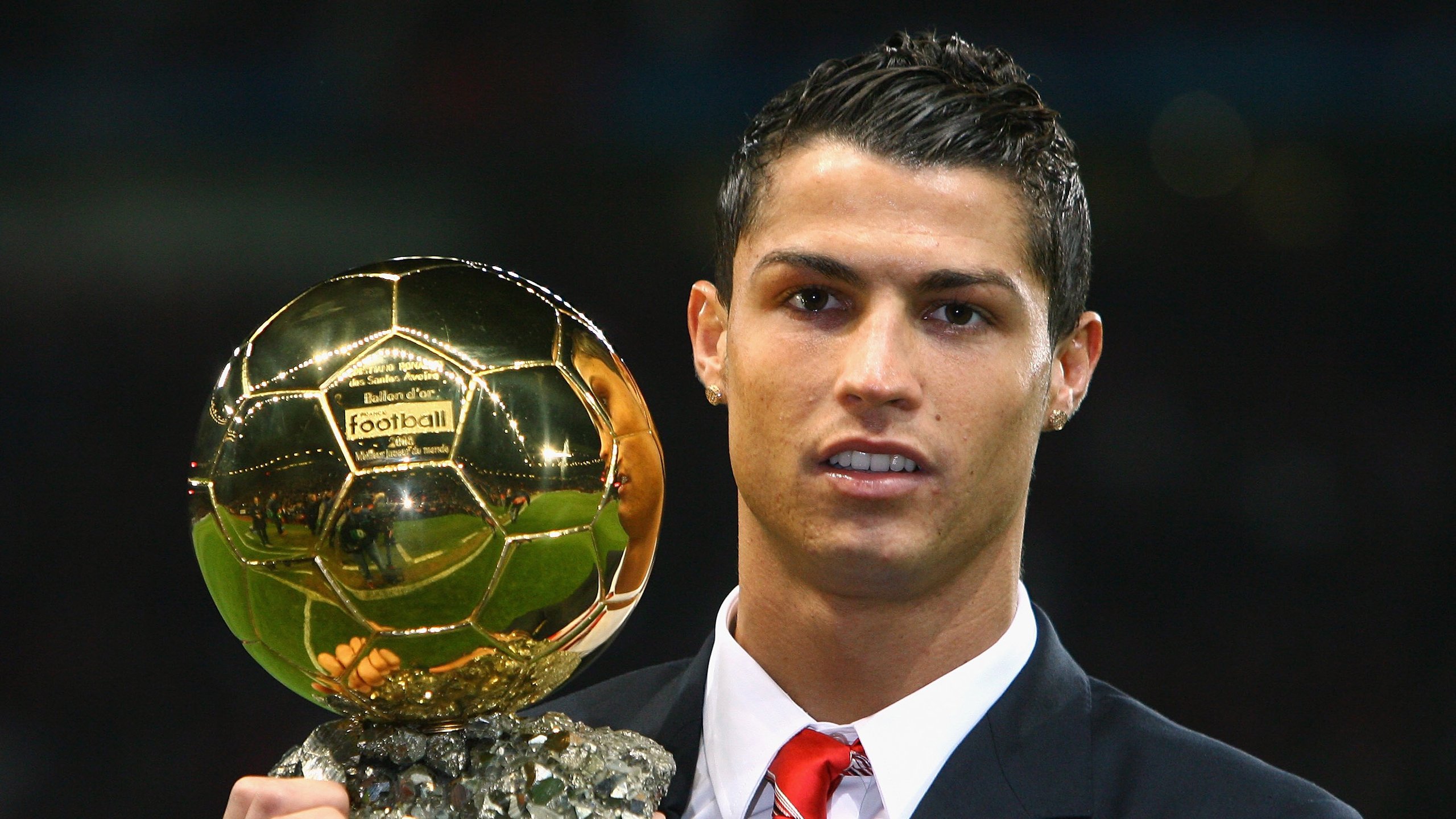 未来足球场馆将实现全场高清视频监控，确保赛事安全，足球场摄像头位置